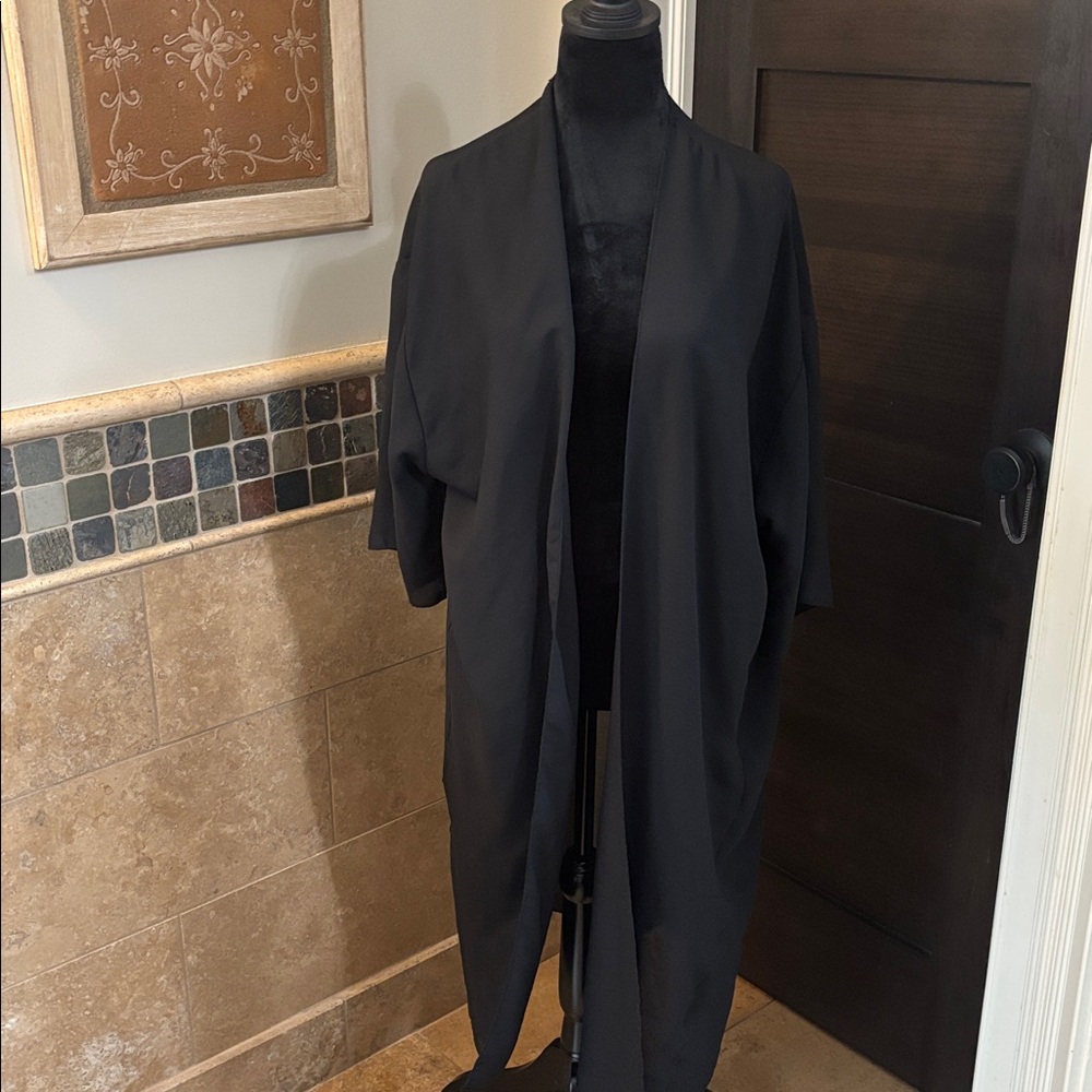 Fab rik Lightweight black cover up